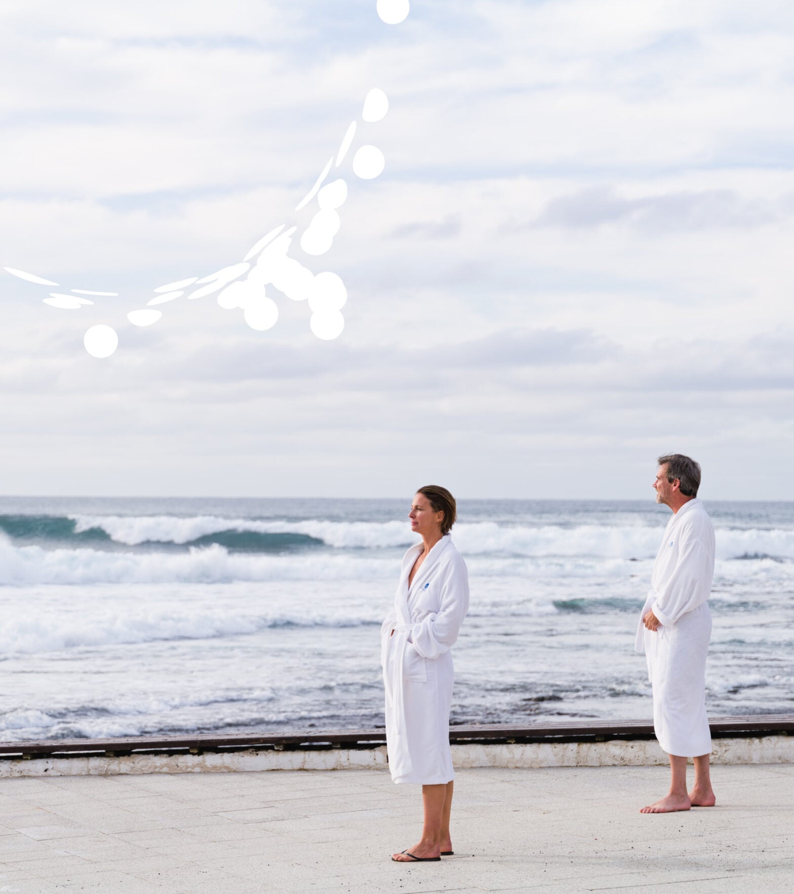 Bademäntel (Dagmar, Peter) am Meer