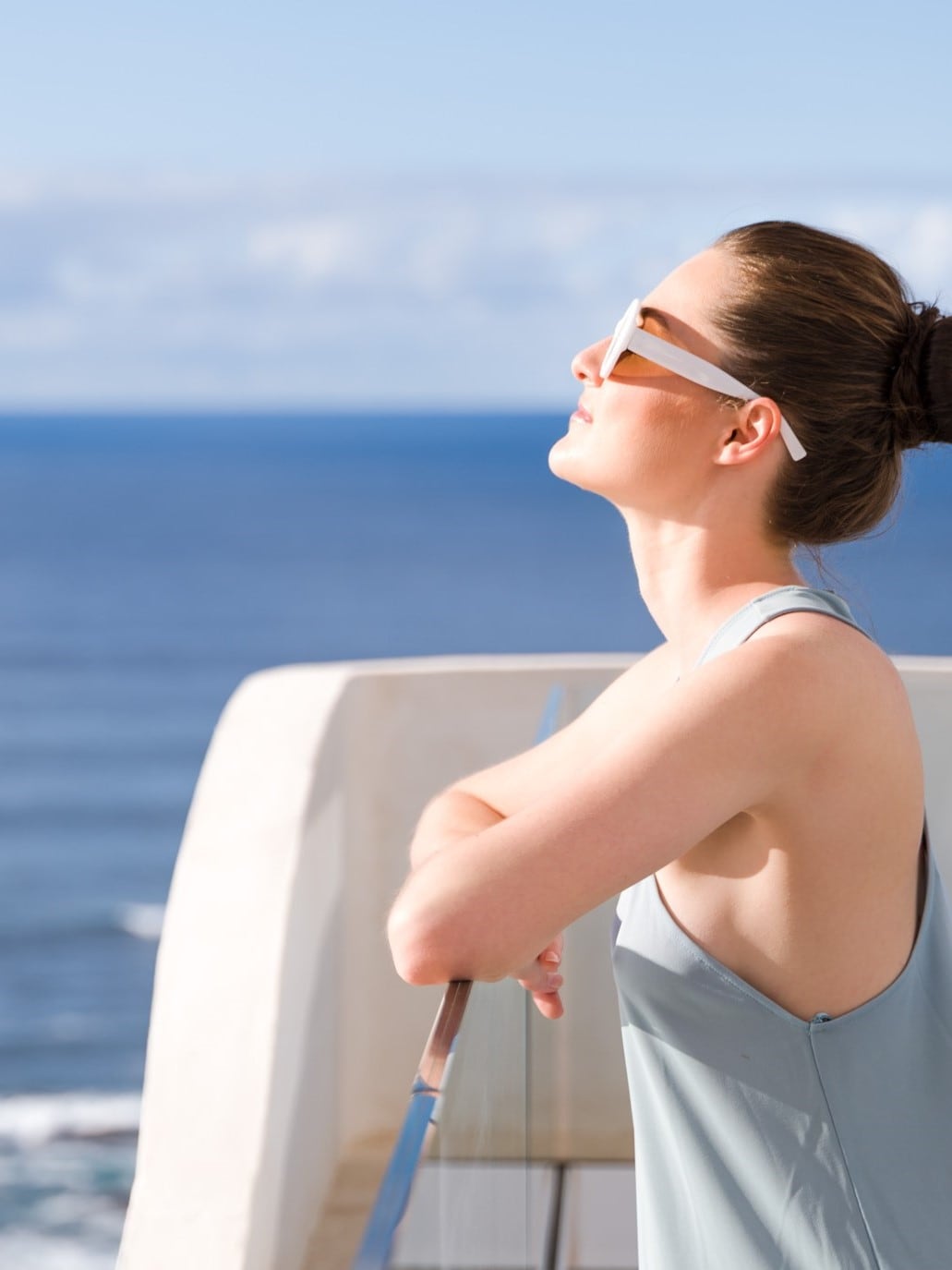 Frau_Lucy_mit Sonnenbrille_Rooftop_Meerblick
